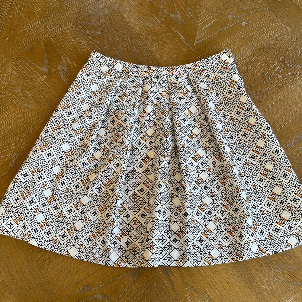 H&M SKIRT size 4 length 100%polyester and liner side zipper waist 26